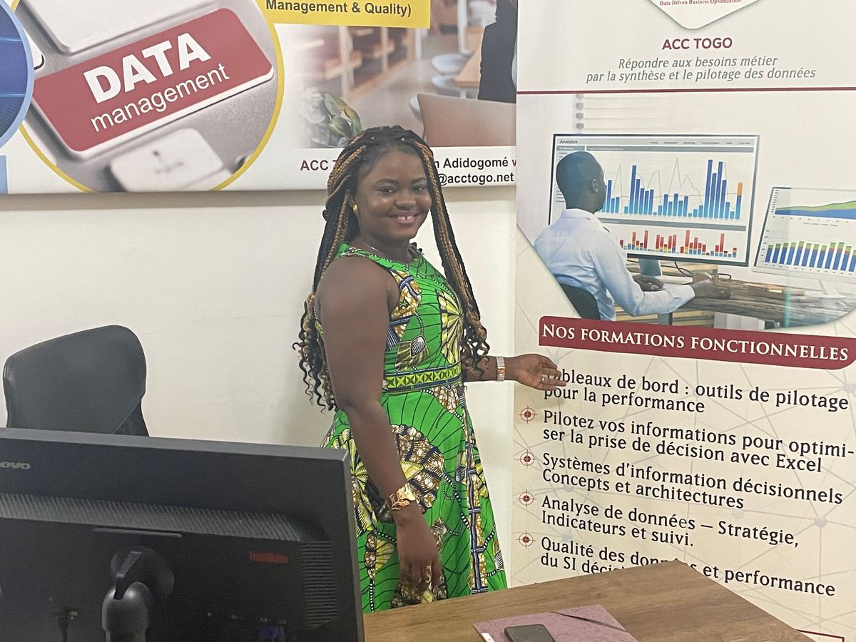 Une collaboratrice du Groupe ACC dans nos locaux à Lomé